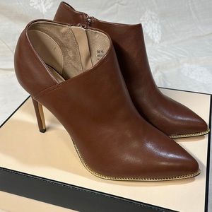 BCBGeneration Hadix Bootie - Brown size 9